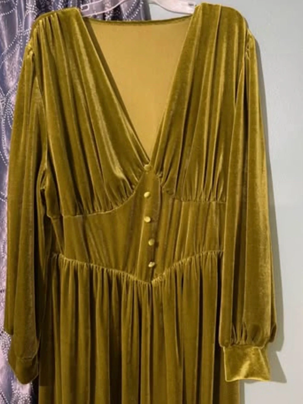 Green Velvet long sleeve Dress 2XL (16/18)- small hole at neckline - Picture 2 of 5